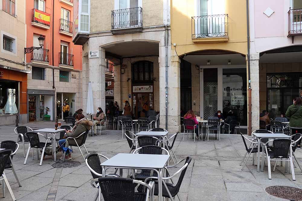 Fotos: Sábado de tapeo y ocio sin barra de bar y con frío en las terrazas