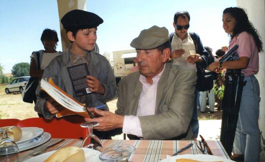 Miguel Delibes firma el guión a Álvaro Monge, el protagonista de la película 'Las Ratas', basada en la obra homónima del novelista.