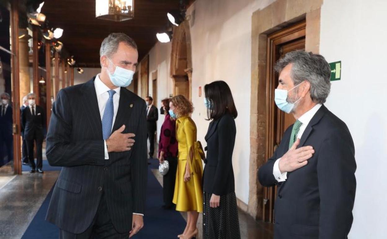 El Rey saluda al presidente del CGPJ, Carlos Lesmes, en la entrega de los Premios Princesa de Asturias