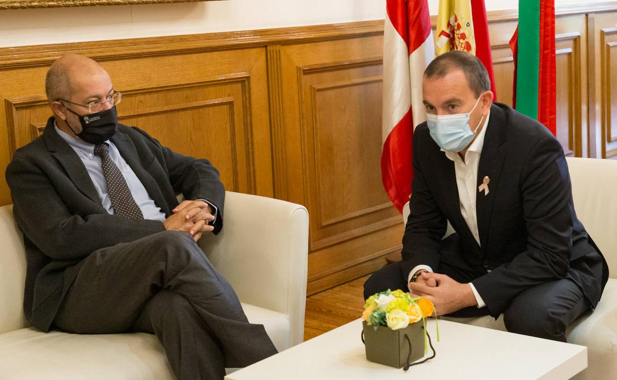 Francisco Igea, a la izquierda, junto al presidente de la Diputación de Zamora, Francisco Requejo.