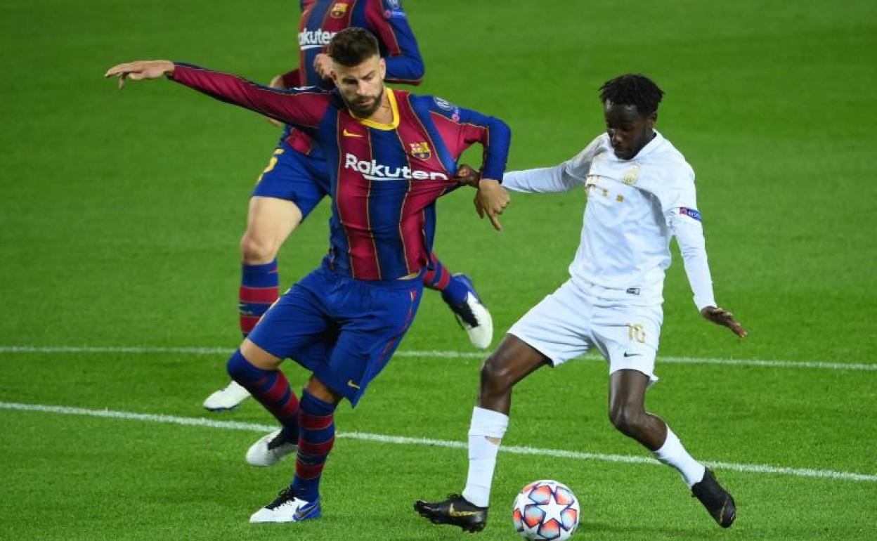 Piqué, en una acción del partido ante el Ferencvaros. 