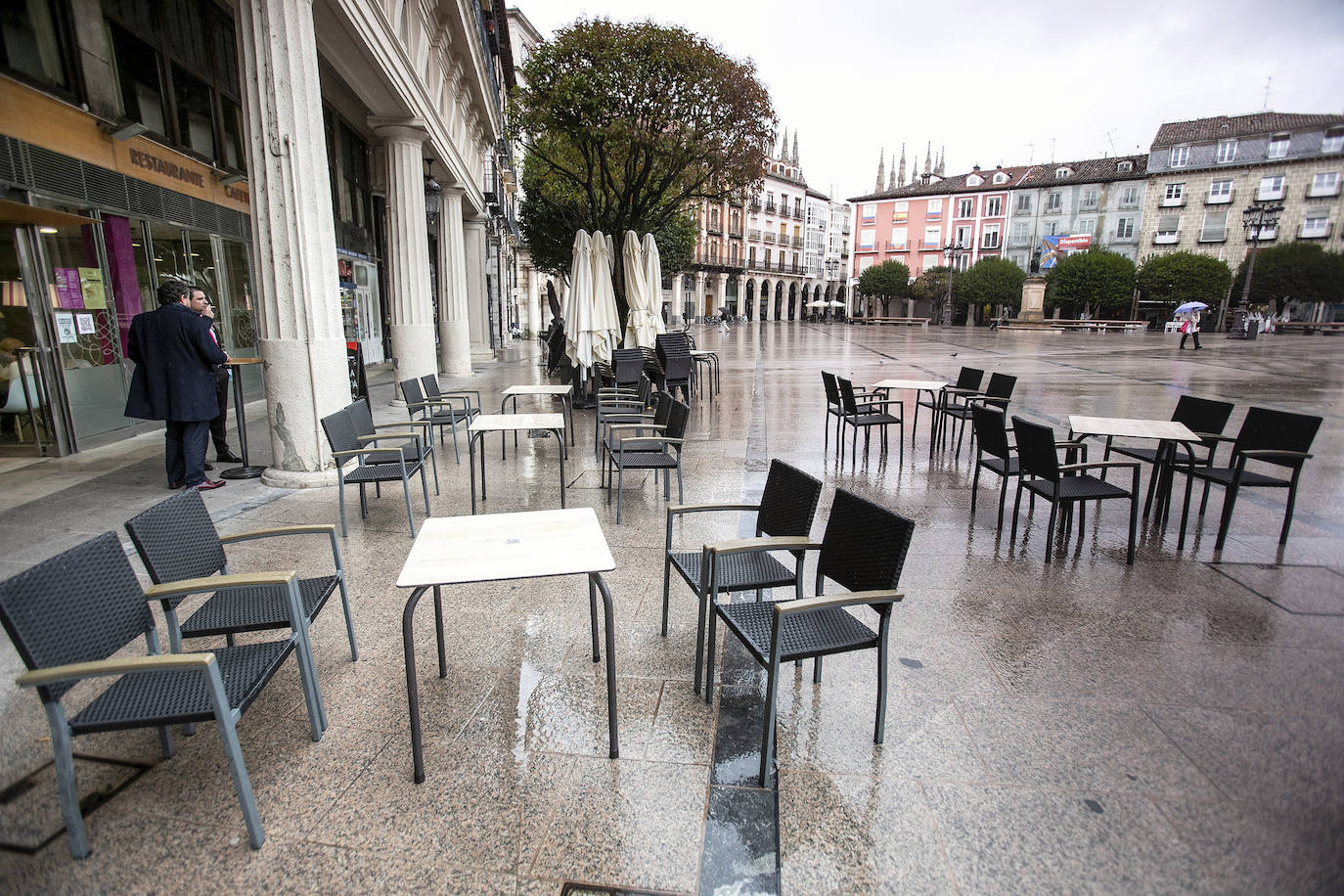 Fotos: La lluvia marca el primer día de confinamiento en Burgos