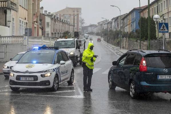 Controles de la Policía Local en el primer día de confinamiento en Burgos. 