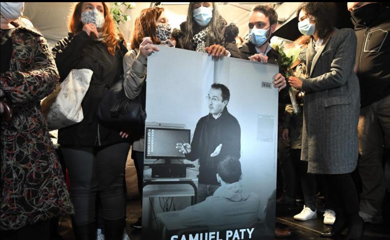 Uno de los homenajes al profesor francés de enseñanza secundaria Samuel Paty.