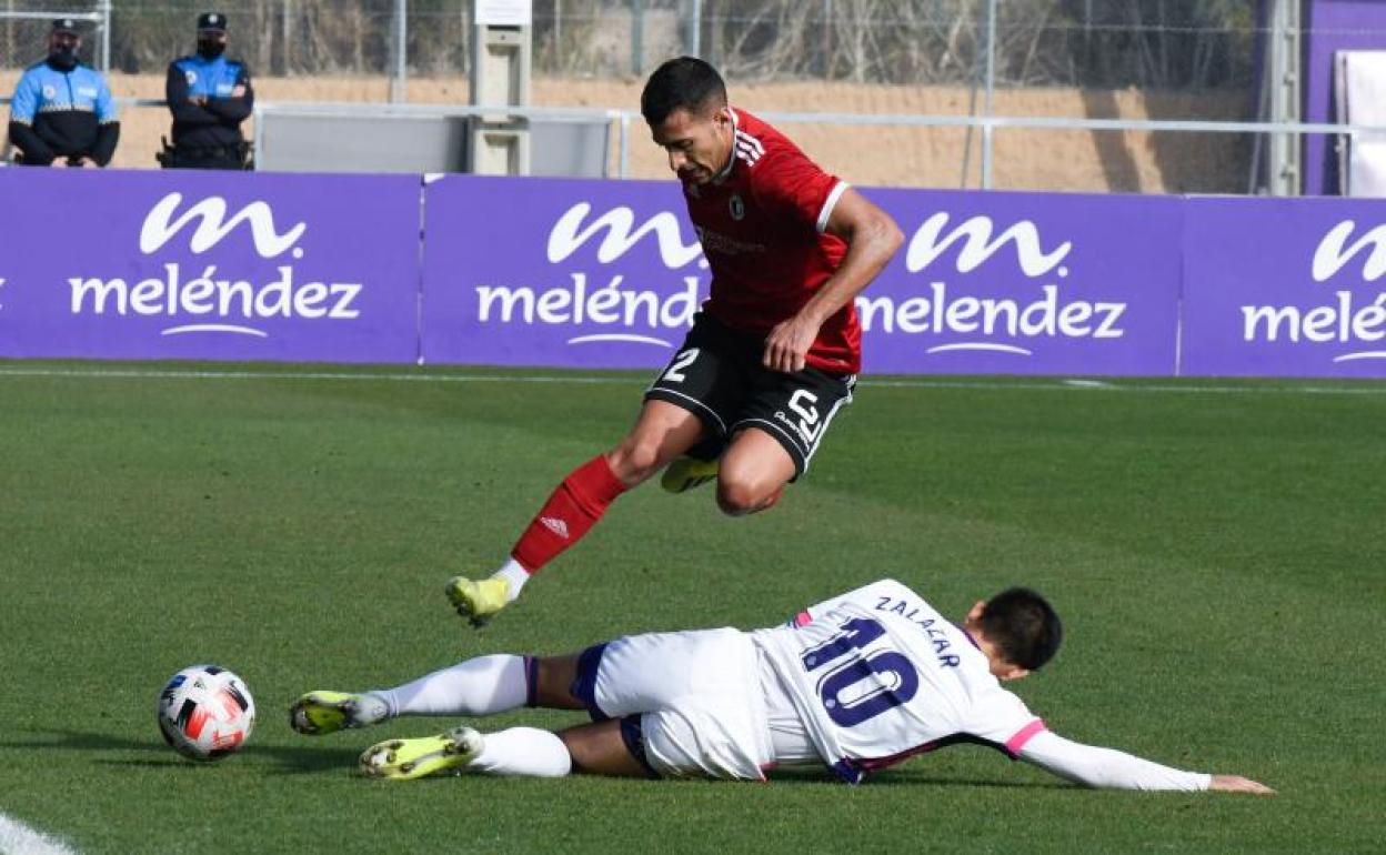 Álvaro Rodríguez, pugnando por un balón con un jugador del Real Valladolid Promesas. 