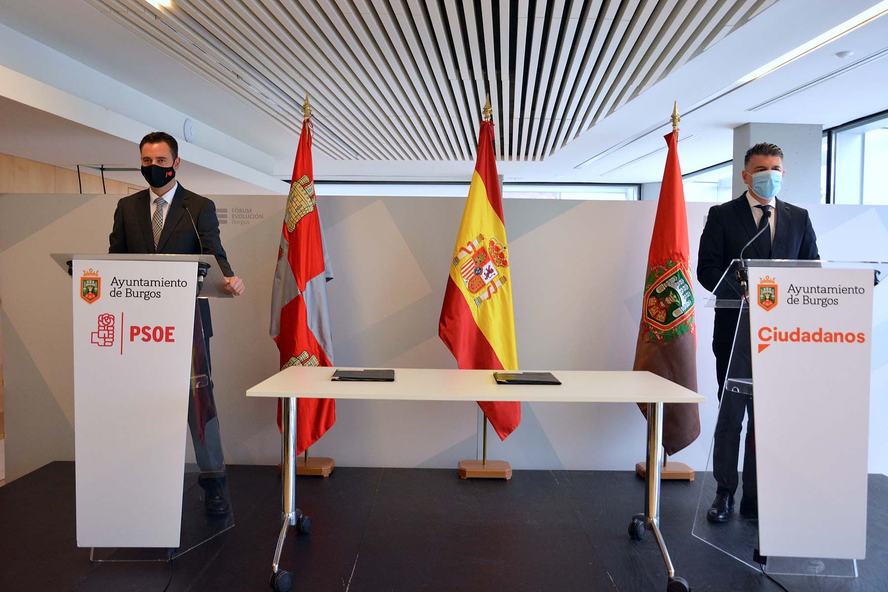 Fotos: PSOE y CS firman el pacto de gobierno en el Ayuntamiento de Burgos