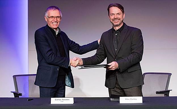 Carlos Tavares y Mike Manley firman la fusión en de ambos grupos en diciembre de 2019