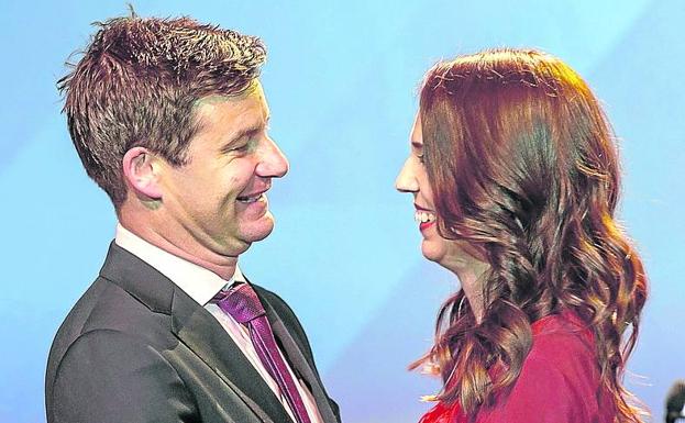 La primera ministra y su pareja, Clarke Gayford, tras conocer su triunfo electoral. 