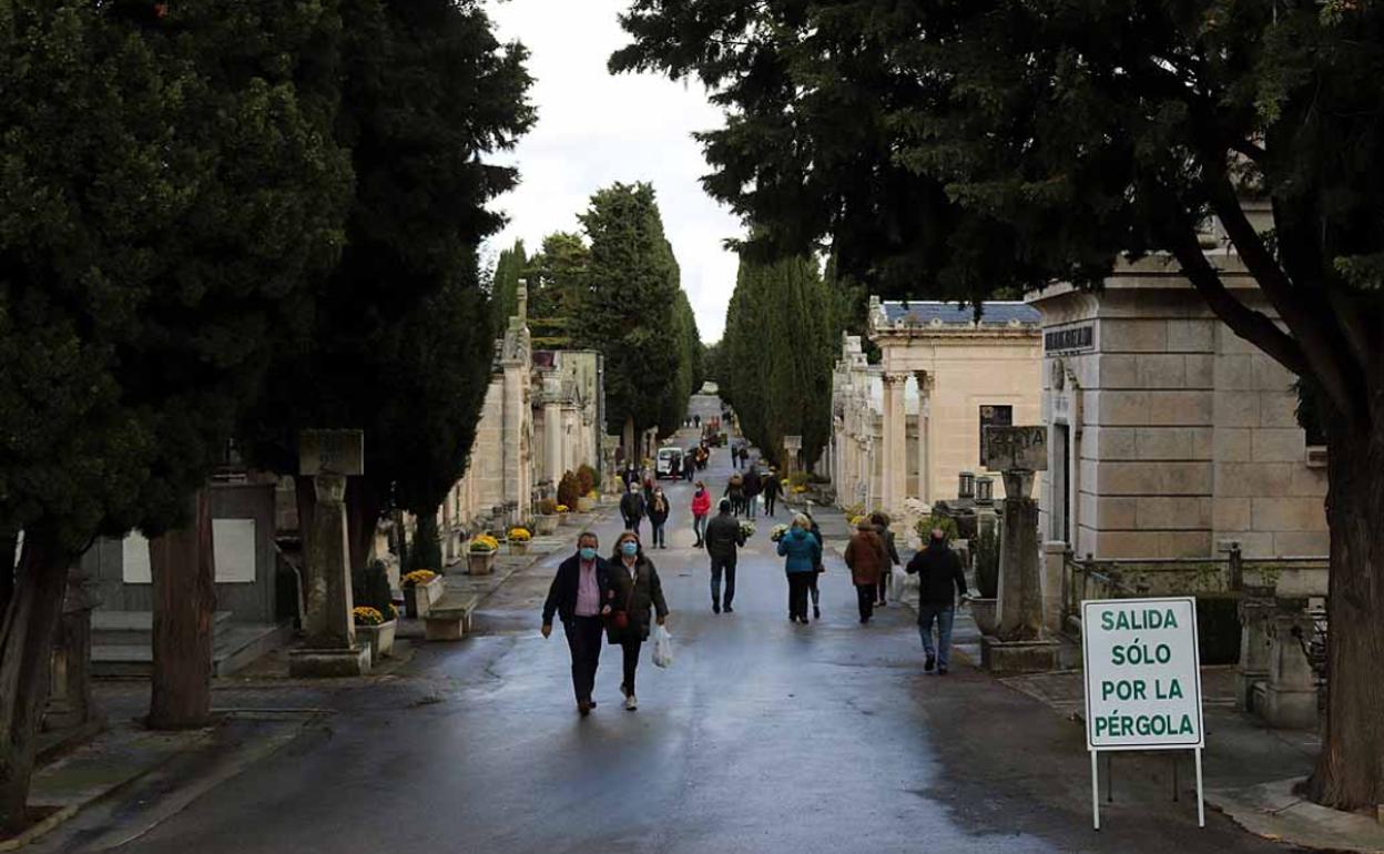 Los días previos a Todos los Santos se ha visto más movimiento que otros años en el cementerio para evitar las restricciones. 