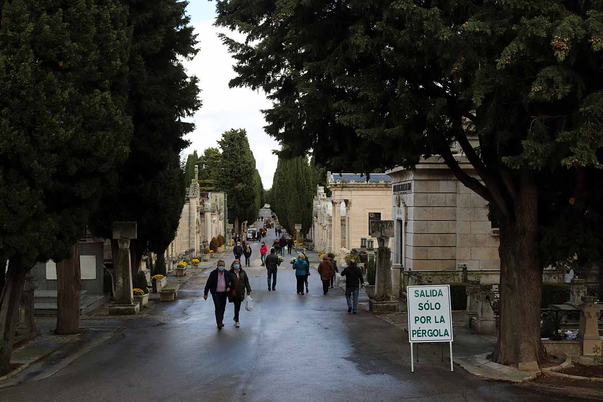 Los burgaleses han adelantado la limpieza de tumbas y la entrega de flores para evitar las restricciones del Día de Todos los Santos. 