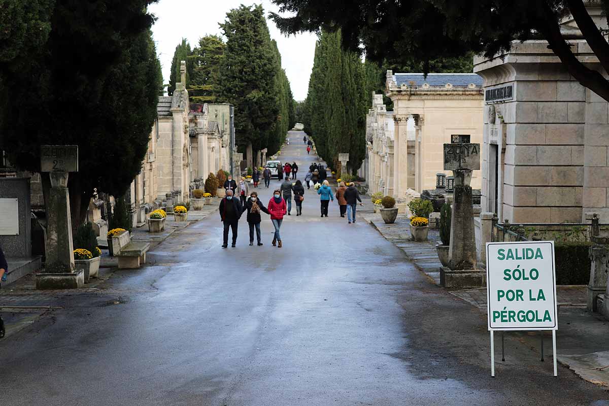 Los burgaleses han adelantado la limpieza de tumbas y la entrega de flores para evitar las restricciones del Día de Todos los Santos. 