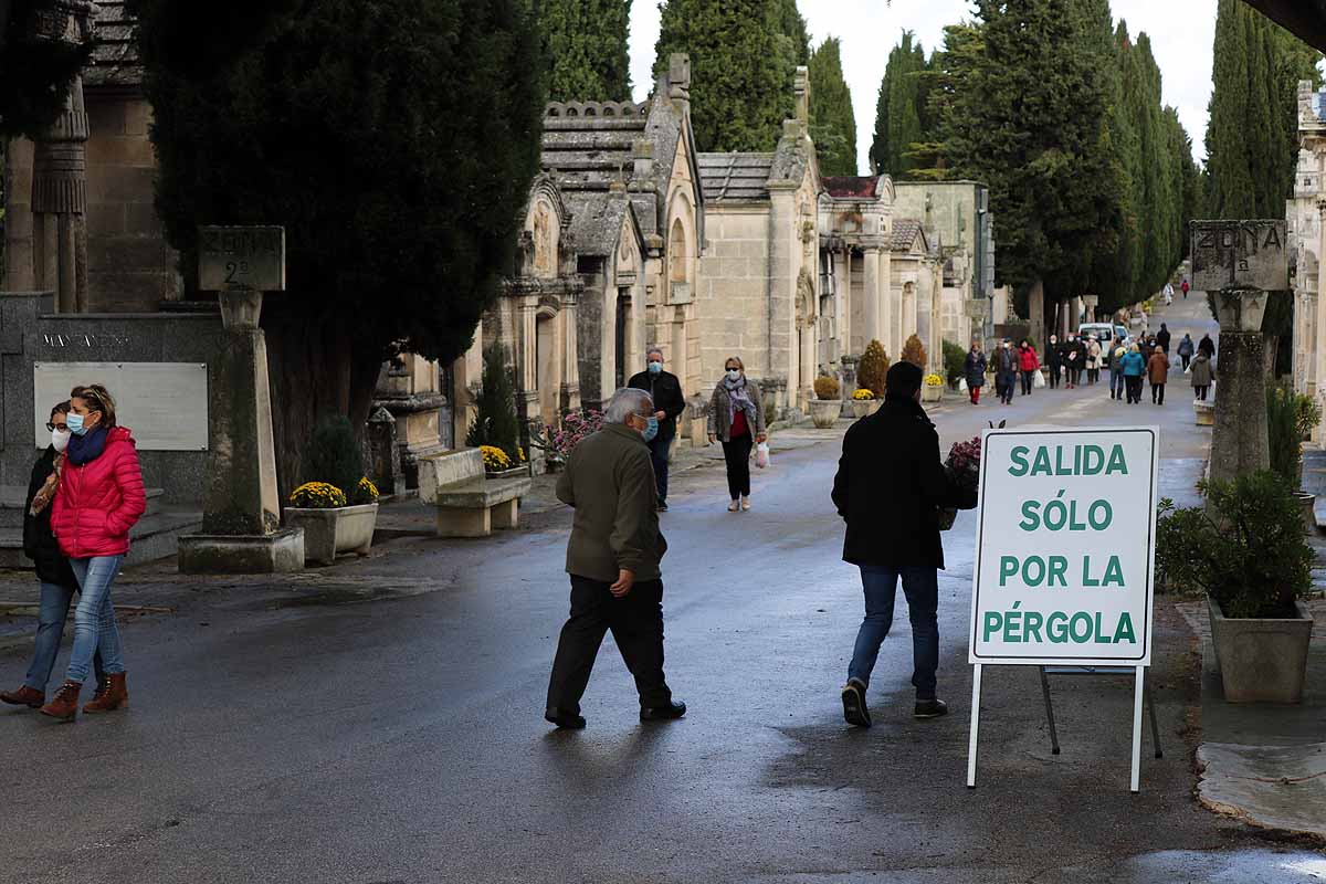 Los burgaleses han adelantado la limpieza de tumbas y la entrega de flores para evitar las restricciones del Día de Todos los Santos. 