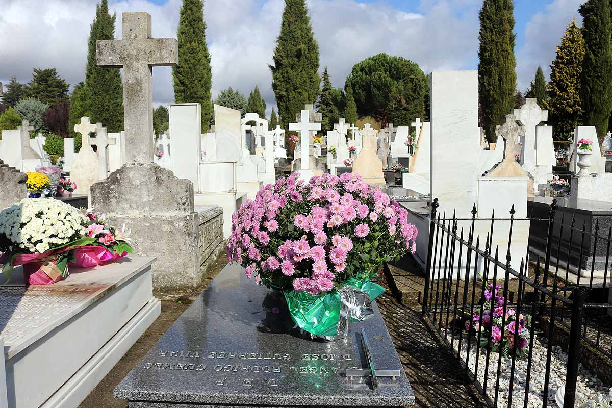 Los burgaleses han adelantado la limpieza de tumbas y la entrega de flores para evitar las restricciones del Día de Todos los Santos. 