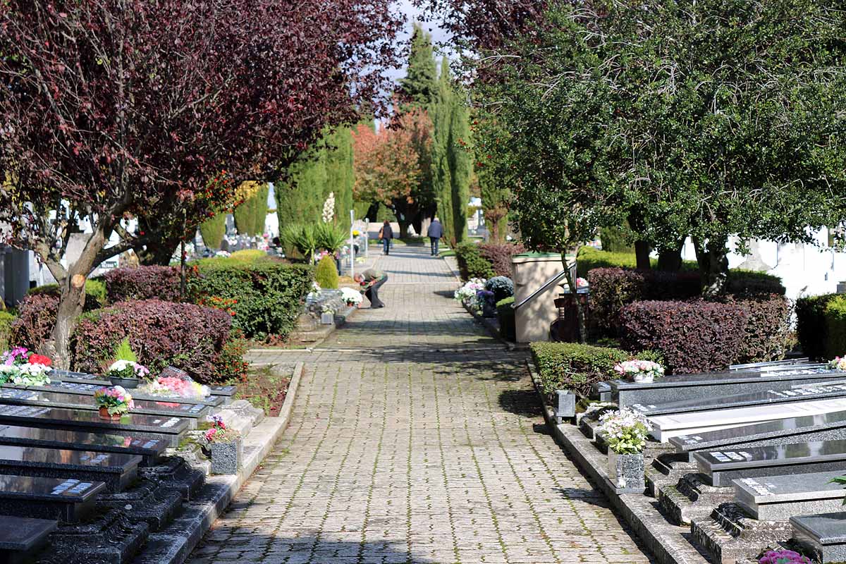 Los burgaleses han adelantado la limpieza de tumbas y la entrega de flores para evitar las restricciones del Día de Todos los Santos. 