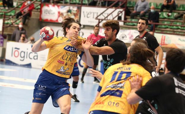 Un jugador del Villa de Aranda intenta lanzar ante la oposición de un contrario. 