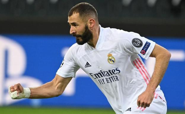 Karim Benzema celebra su gol ante el Borussia Mönchengladbach. 