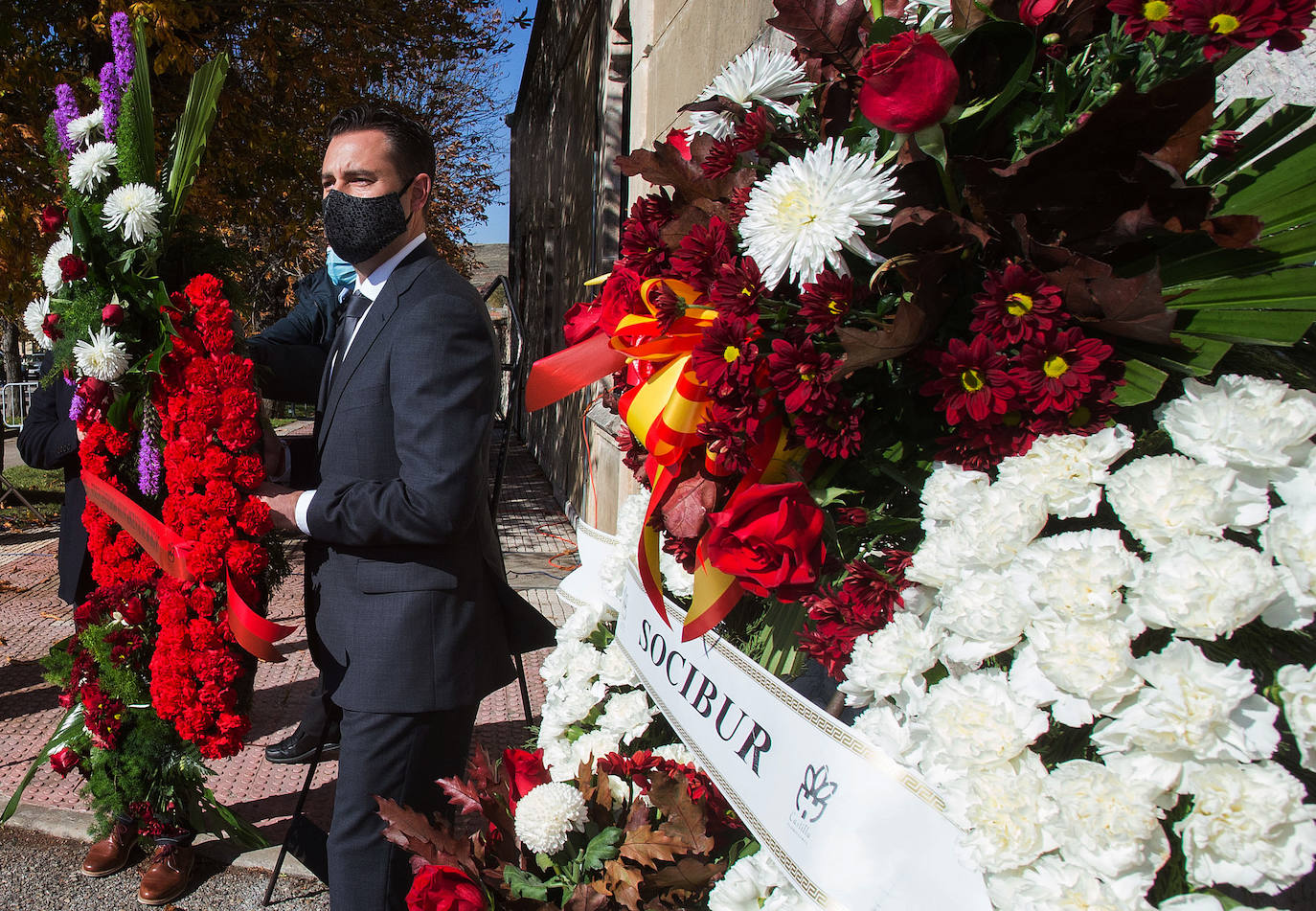 Fotos: Burgos rinde homenaje a los fallecidos durante la pandemia de covid con un placa en el cementerio