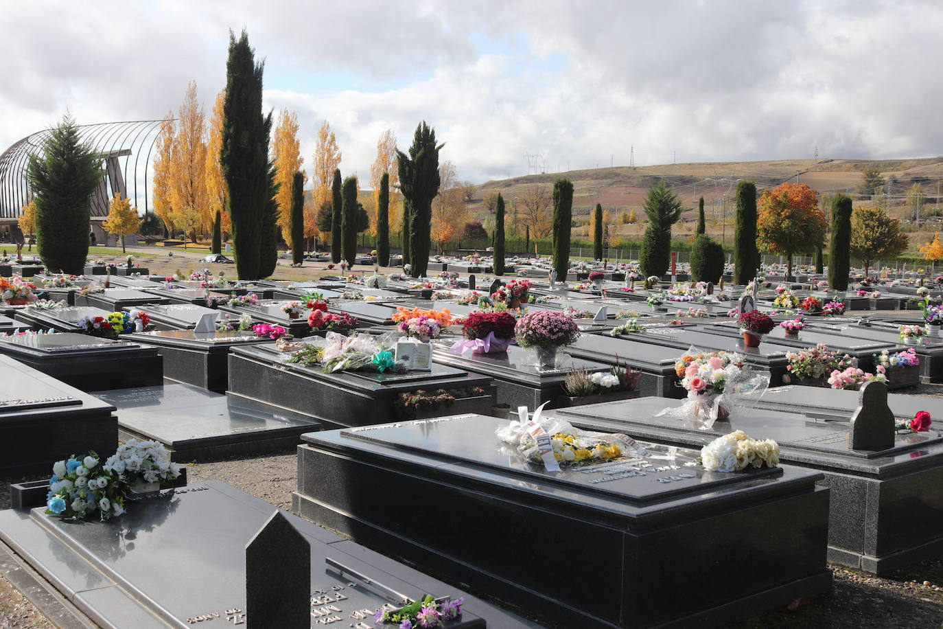 Cementerio de San José de Burgos con el jardín de las cenizas al fondo. 