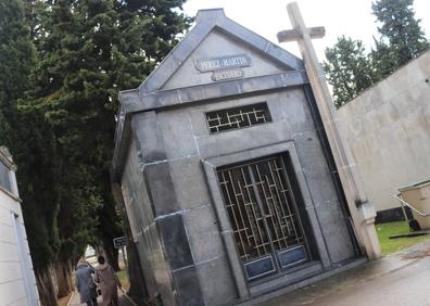 Imagen secundaria 1 - Panteones e imágenes en el cementerio de Burgos. 