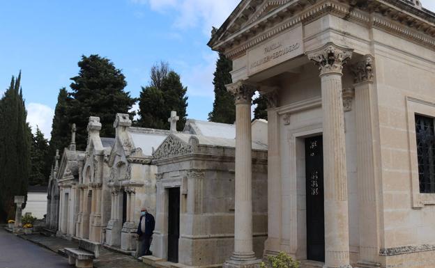 Imagen principal - Panteones e imágenes en el cementerio de Burgos. 