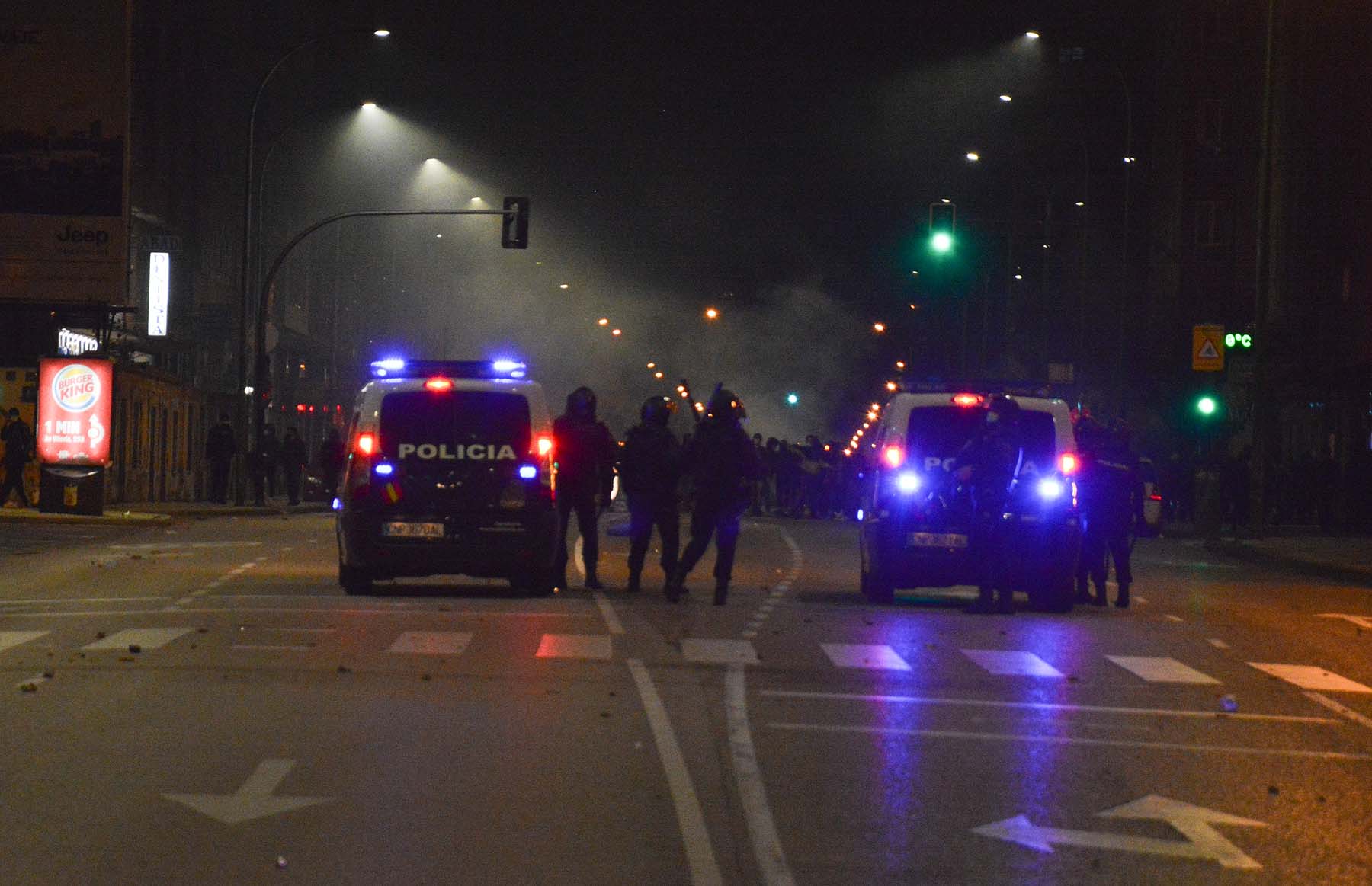 Fotos: La concentración contra las medidas anti covid acaba en batalla campal en Gamonal