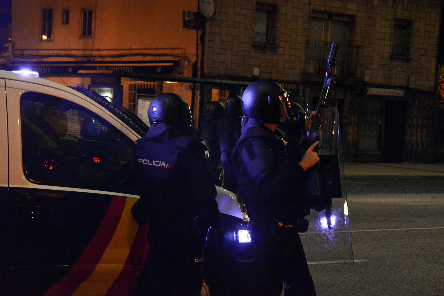 Fotos: La concentración contra las medidas anti covid acaba en batalla campal en Gamonal