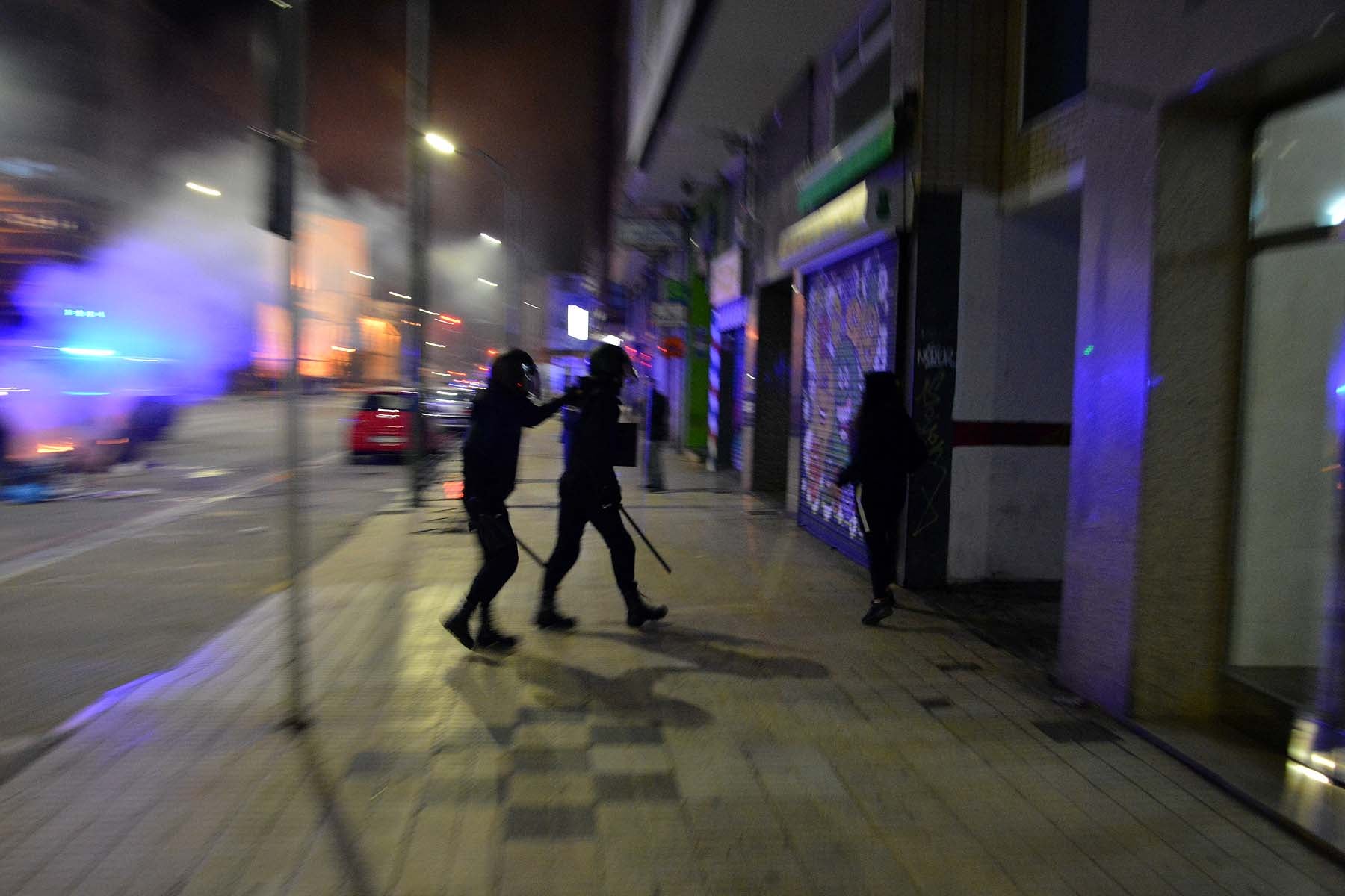 Fotos: La concentración contra las medidas anti covid acaba en batalla campal en Gamonal