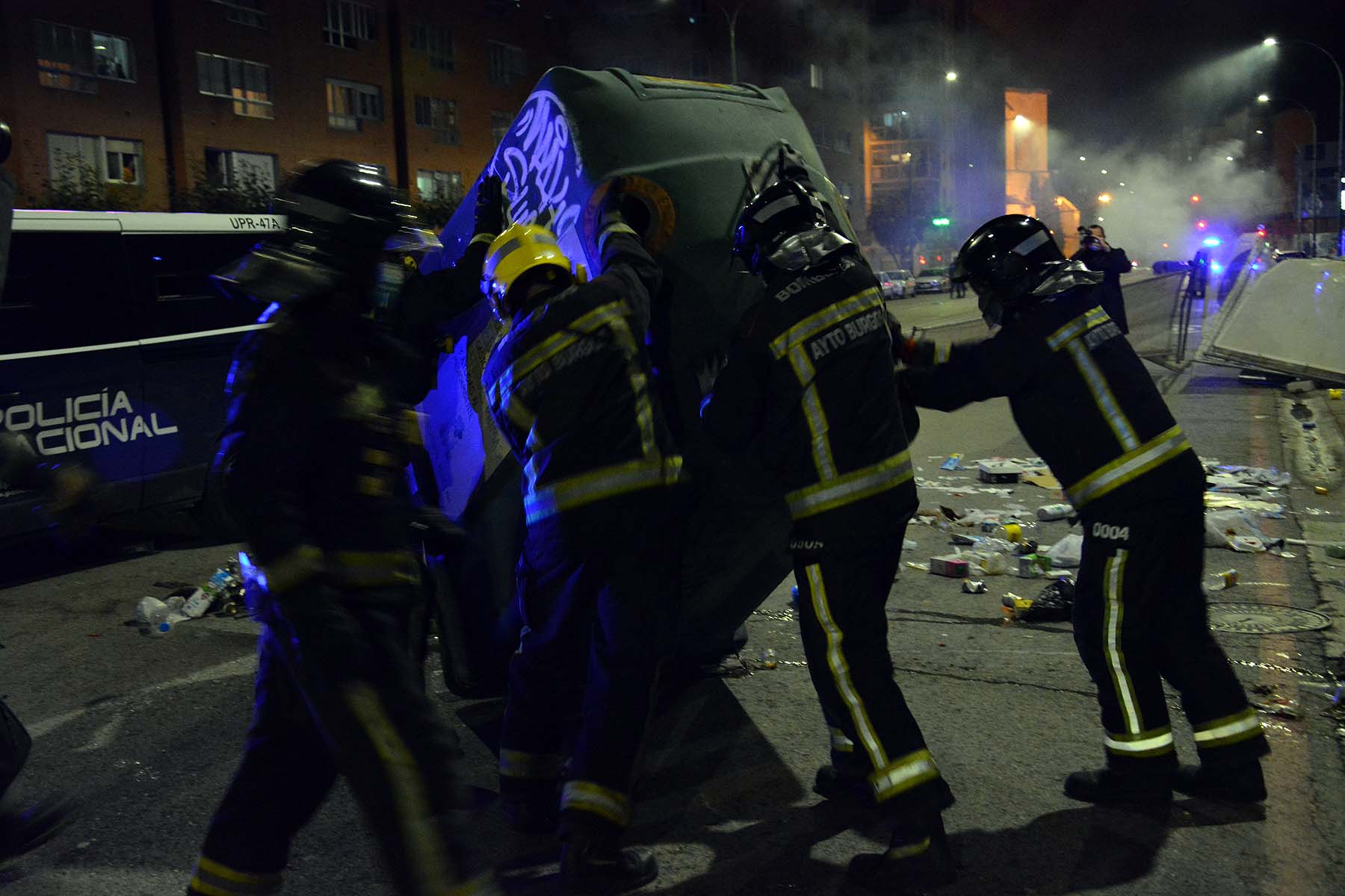 Fotos: La concentración contra las medidas anti covid acaba en batalla campal en Gamonal