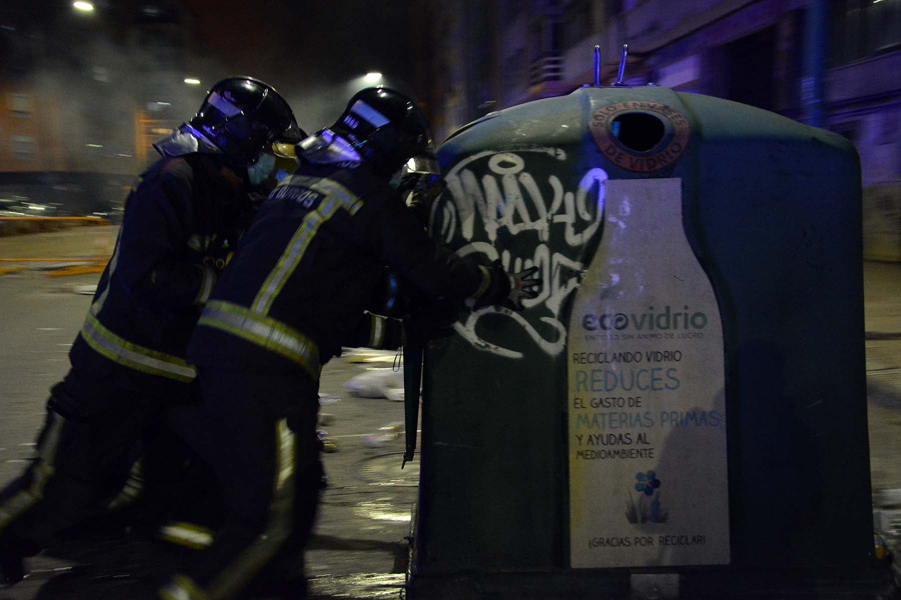 Fotos: La concentración contra las medidas anti covid acaba en batalla campal en Gamonal