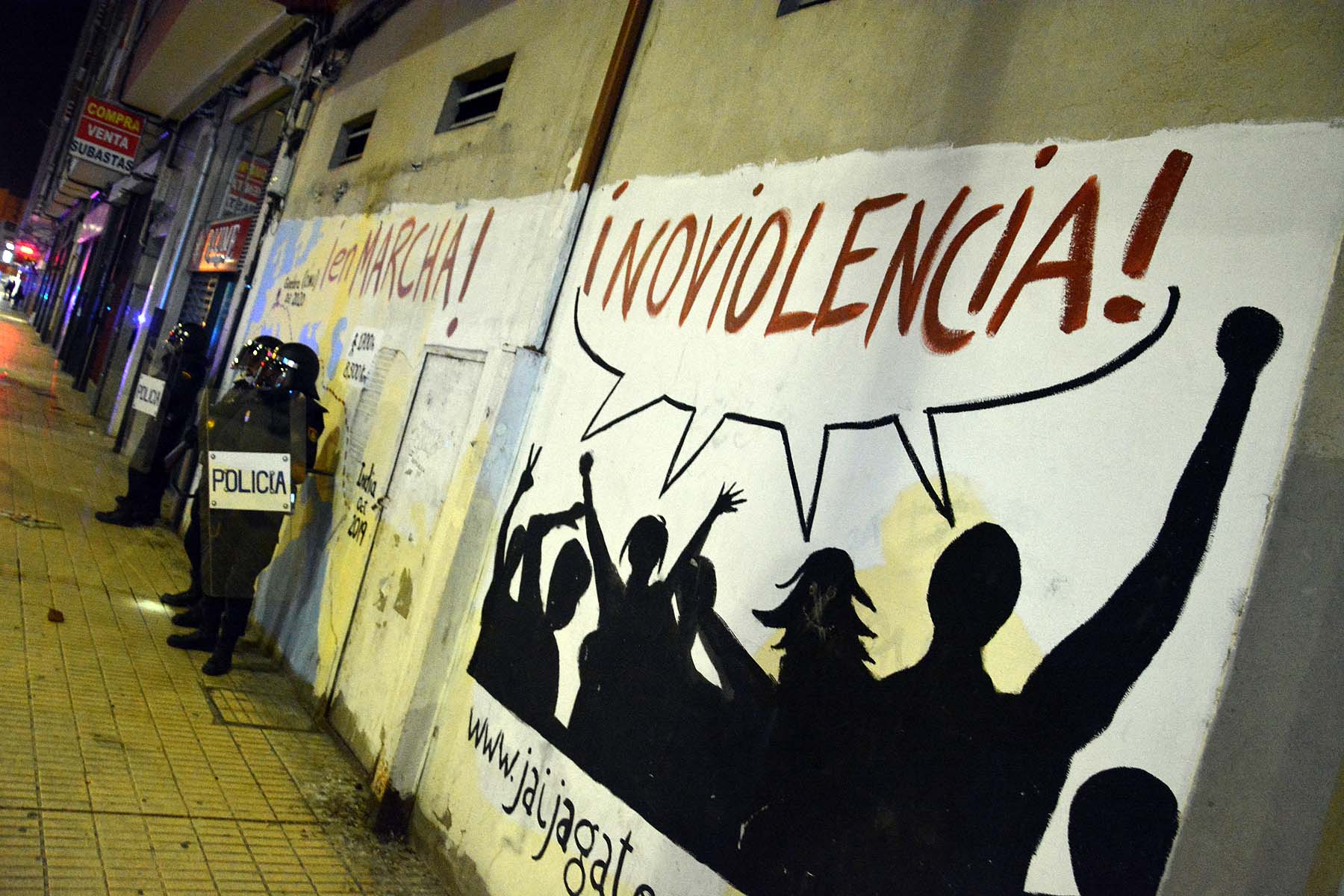 Fotos: La concentración contra las medidas anti covid acaba en batalla campal en Gamonal