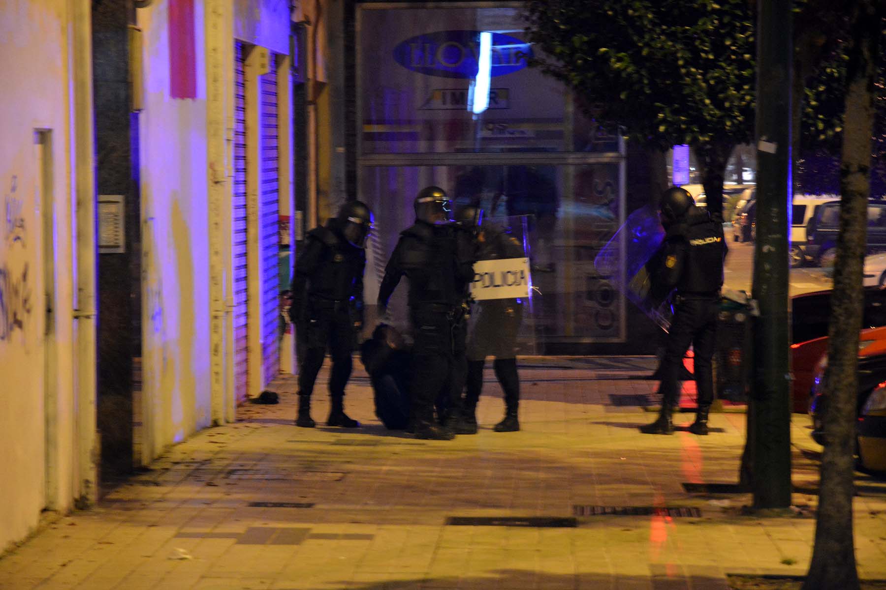 Fotos: La concentración contra las medidas anti covid acaba en batalla campal en Gamonal