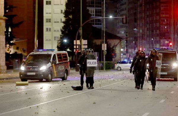 Fotos: La concentración contra las medidas anti covid acaba en batalla campal en Gamonal