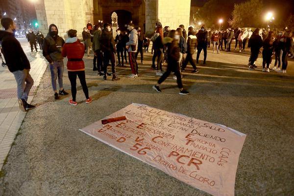 Fotos: La concentración contra las medidas anti covid acaba en batalla campal en Gamonal