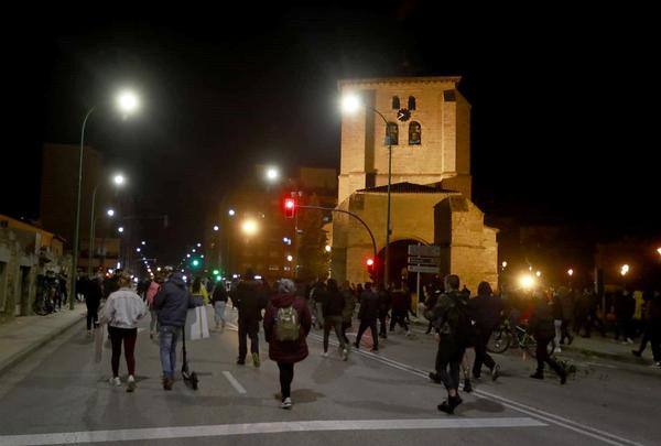 Fotos: La concentración contra las medidas anti covid acaba en batalla campal en Gamonal