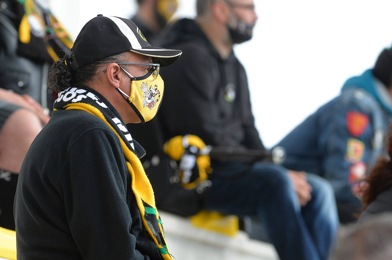 Fotos: El público disfruta animando al Aparejadores este domingo