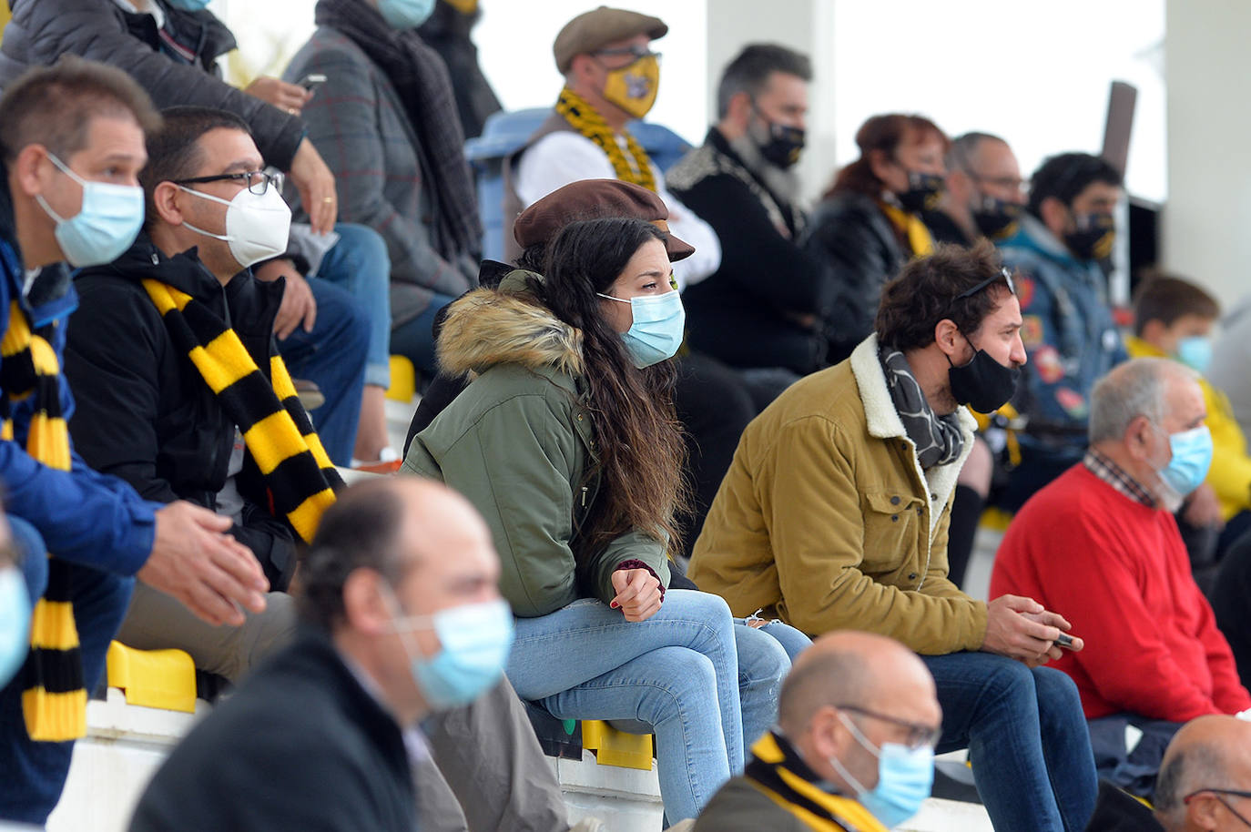 Fotos: El público disfruta animando al Aparejadores este domingo