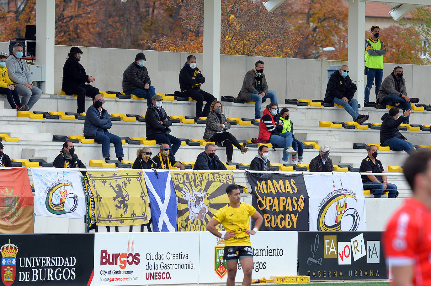 Fotos: El público disfruta animando al Aparejadores este domingo