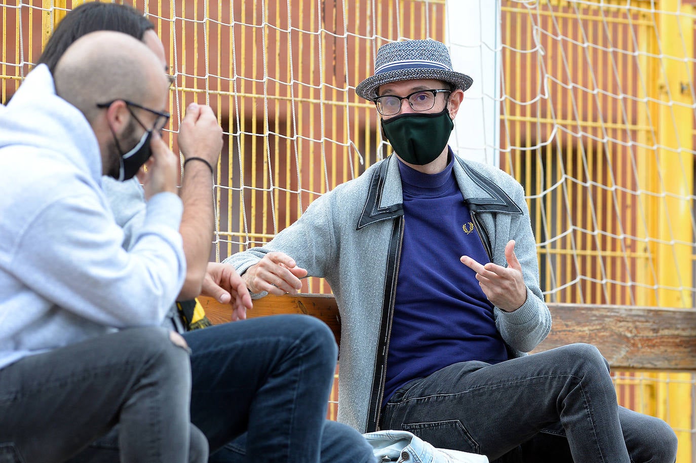 Fotos: El público disfruta animando al Aparejadores este domingo