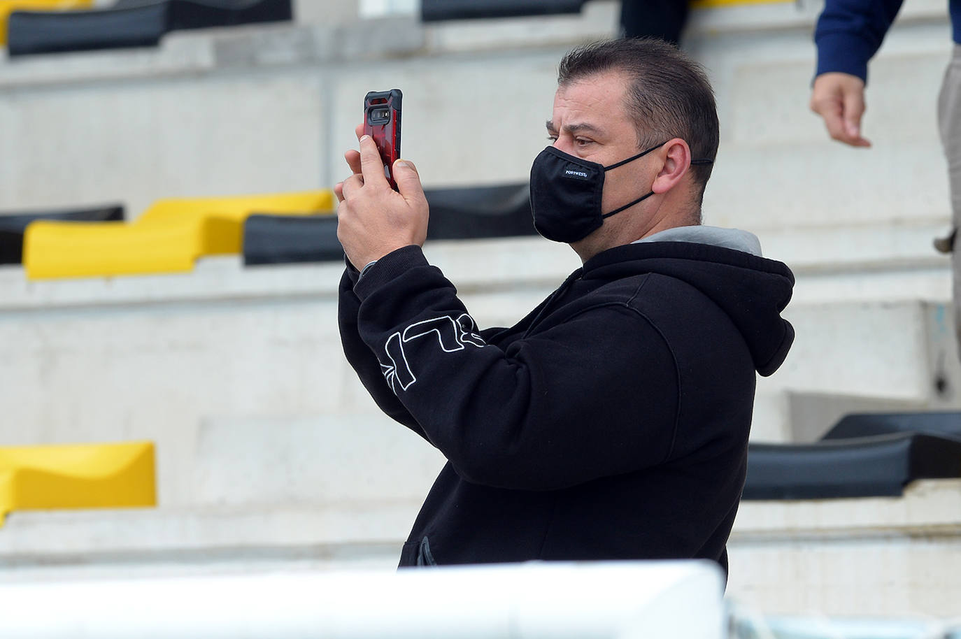 Fotos: El público disfruta animando al Aparejadores este domingo
