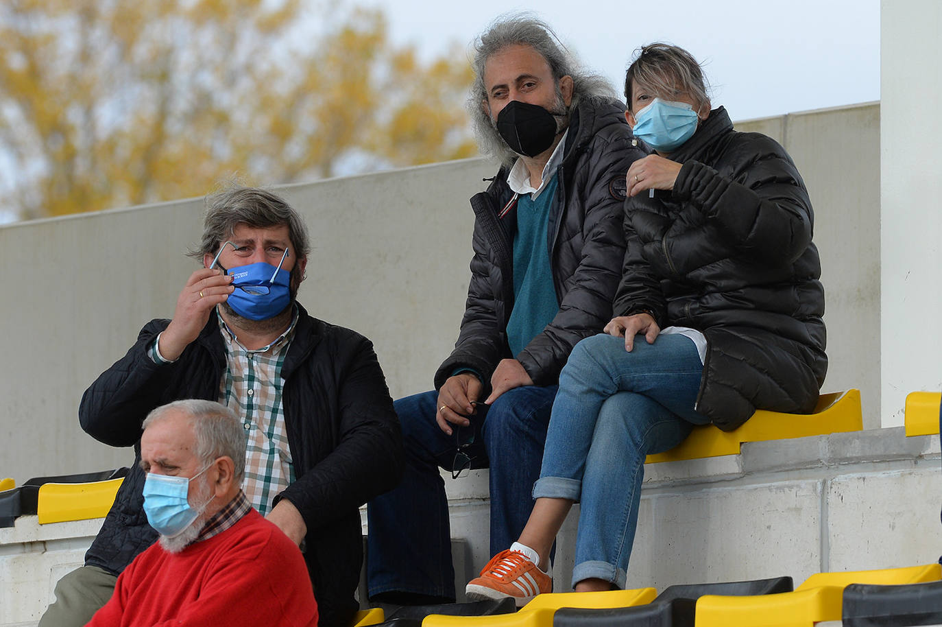 Fotos: El público disfruta animando al Aparejadores este domingo