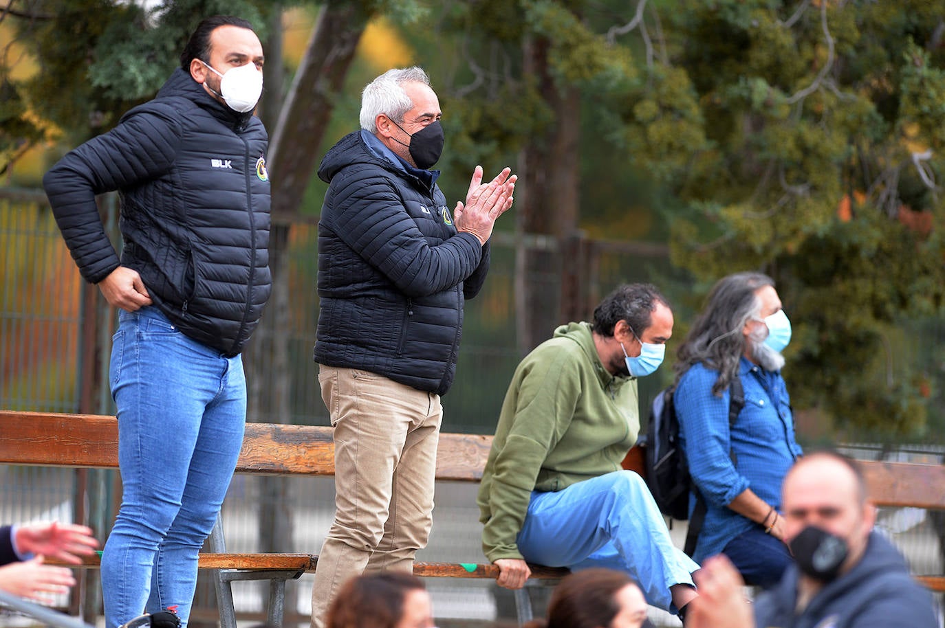 Fotos: El público disfruta animando al Aparejadores este domingo