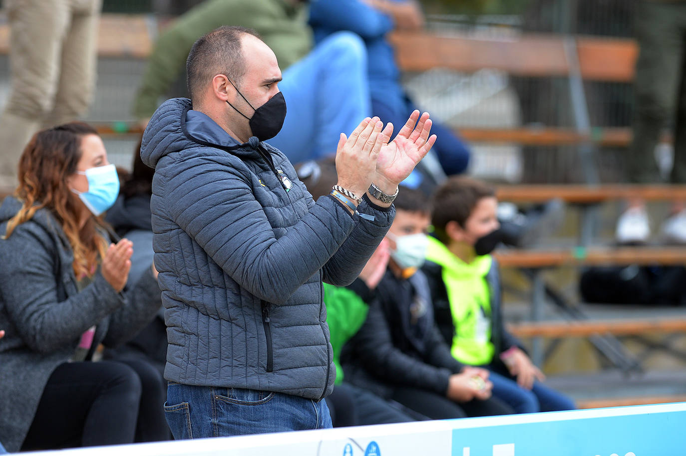 Fotos: El público disfruta animando al Aparejadores este domingo