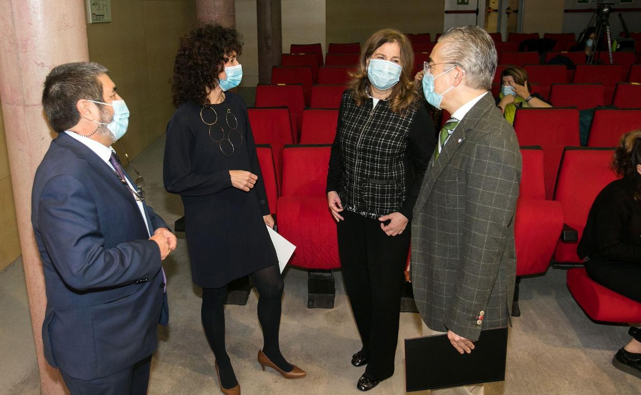 Mitadiel, acompañado de las nuevas gerentes de Atención Primaria y de Salud y del delegado territorial de la Junta.