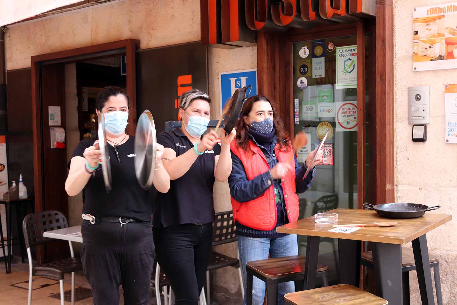 Fotos: La hostelería saca a la calle sus cacerolas para protestar por el cierre del sector