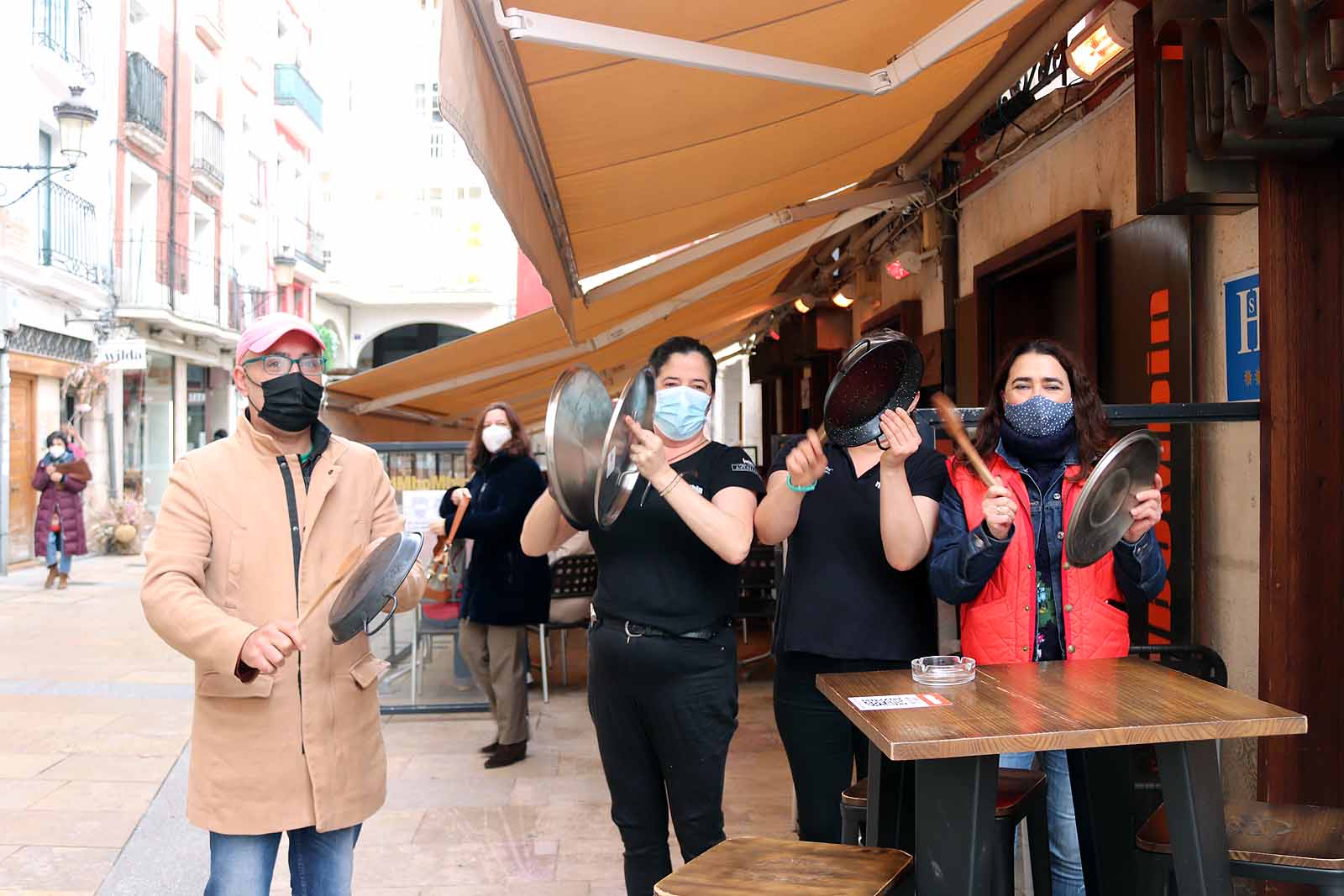 Fotos: La hostelería saca a la calle sus cacerolas para protestar por el cierre del sector