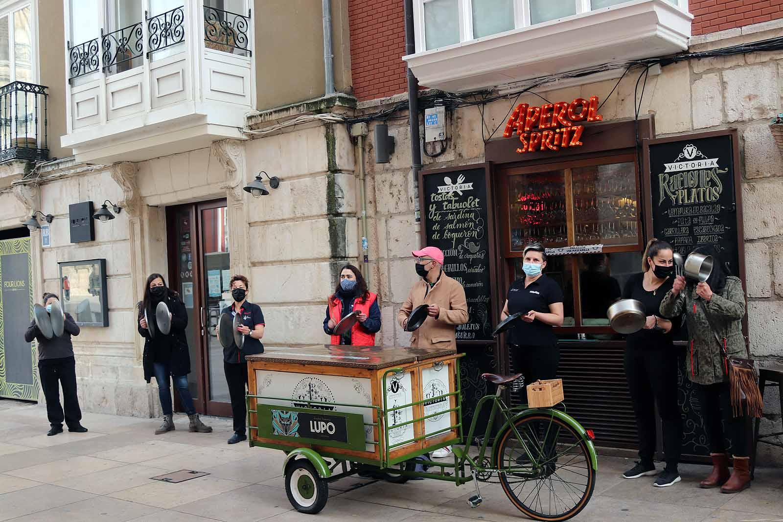 Fotos: La hostelería saca a la calle sus cacerolas para protestar por el cierre del sector