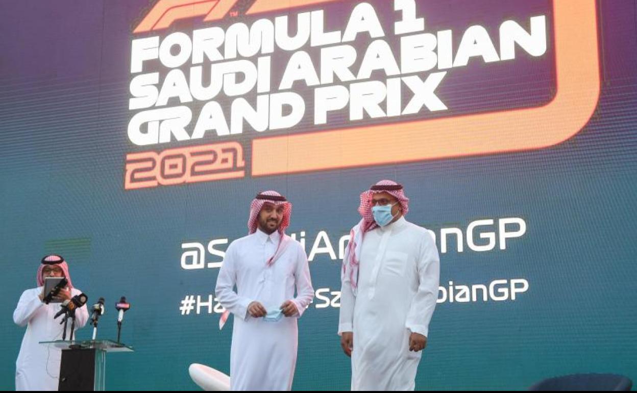 El príncipe Abdel Aziz Ben Turki Al-Fayçal, en el momento de anunciar la disputa del Gran Premio de Arabia Saudí. 