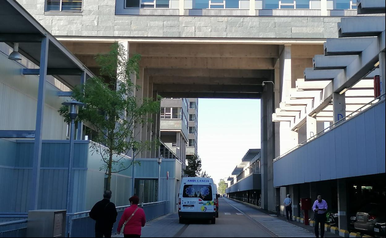 Imagen de una ambulancia en el Hospital Universitario de Burgos.