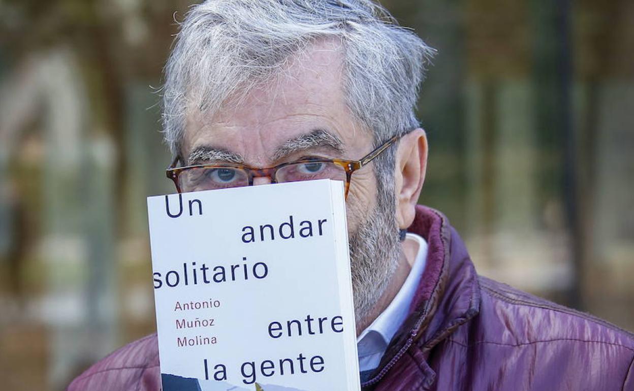 El escritor y académico Antonio Muñoz Molina con su libro premiado en Francia.