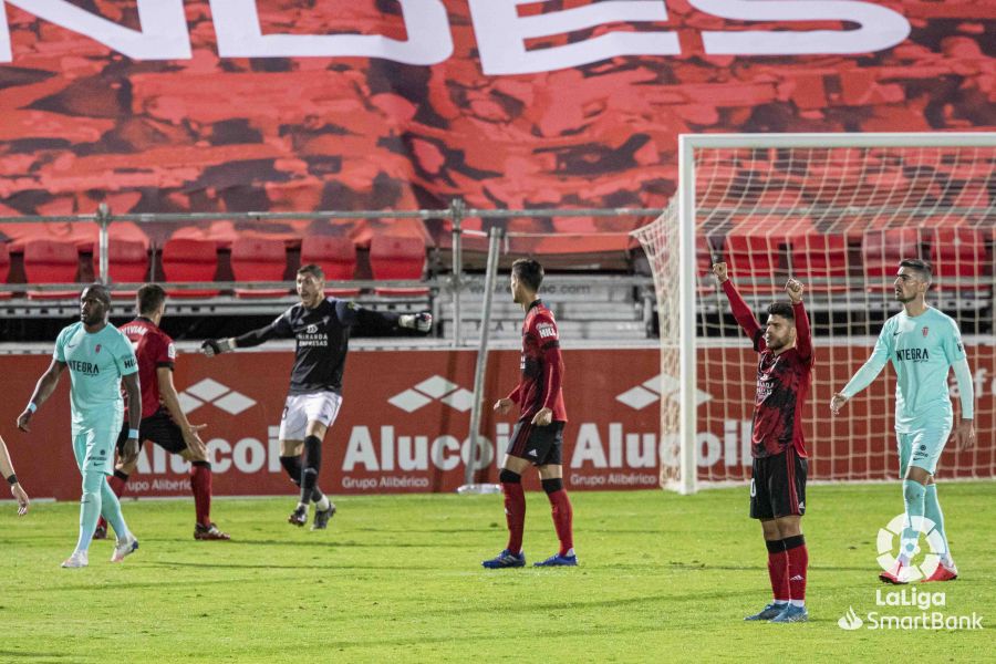 Fotos: El Mirandés se lleva la victoria ante el Sporting